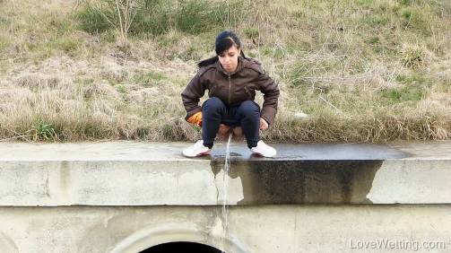 Pissing scene