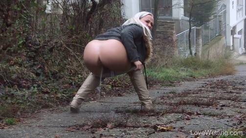 Pissing scene