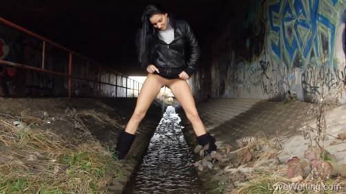 Pissing scene