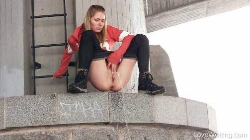 Pissing scene