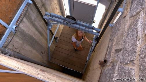 Violeta - Stuck in a Lift