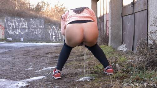 Pissing scene