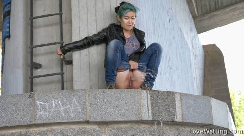 Pissing scene
