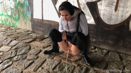 Pissing scene