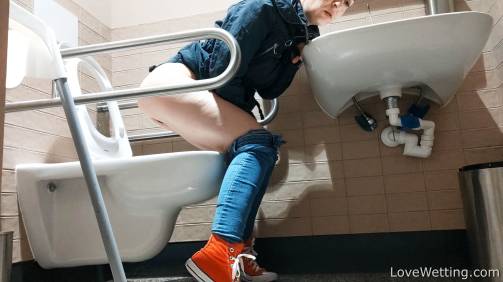 Pissing scene