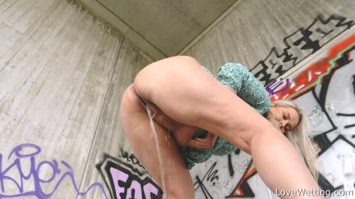 Pissing scene