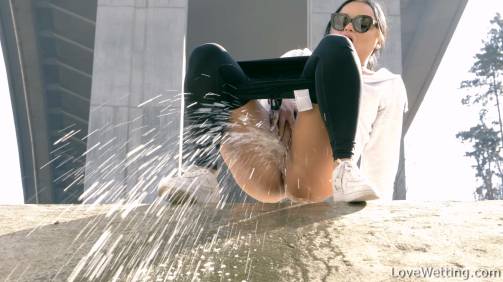 Pissing scene